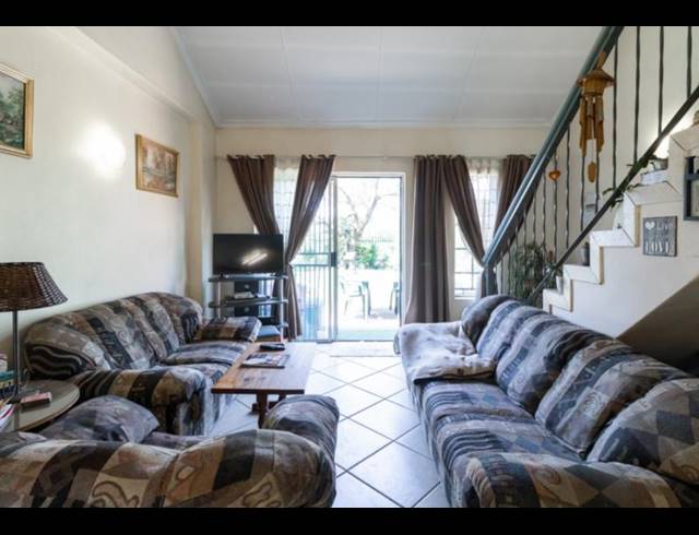 3 BEDROOM TOWNHOUSE FOR SALE IN ILLIONDALE